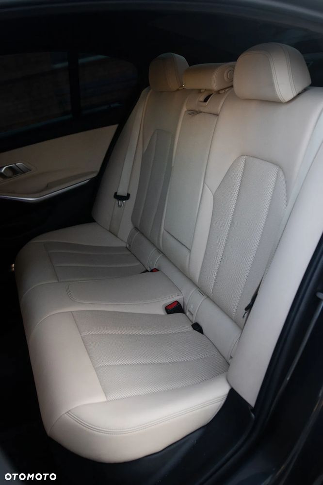 BMW Seria 3 330i xDrive Sport Line - 35