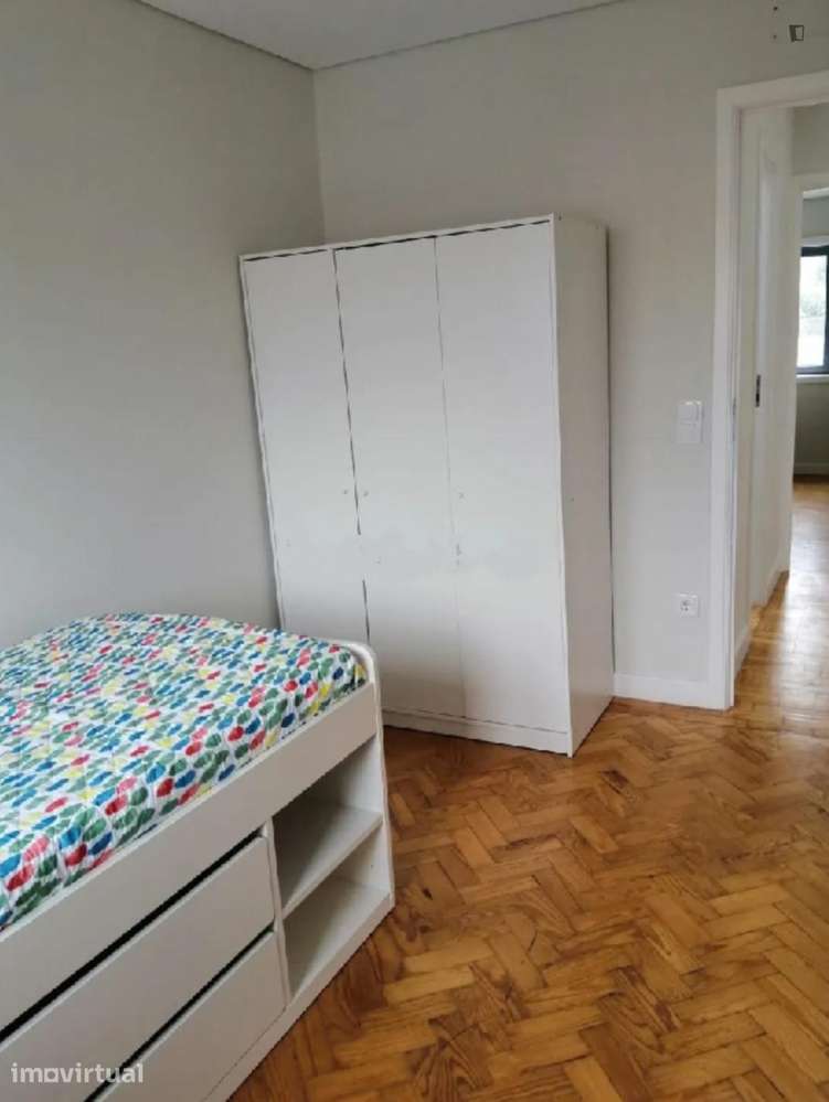 Casa com 5 quartos - localizado em Paranhos Porto - Grande imagem: 2/17