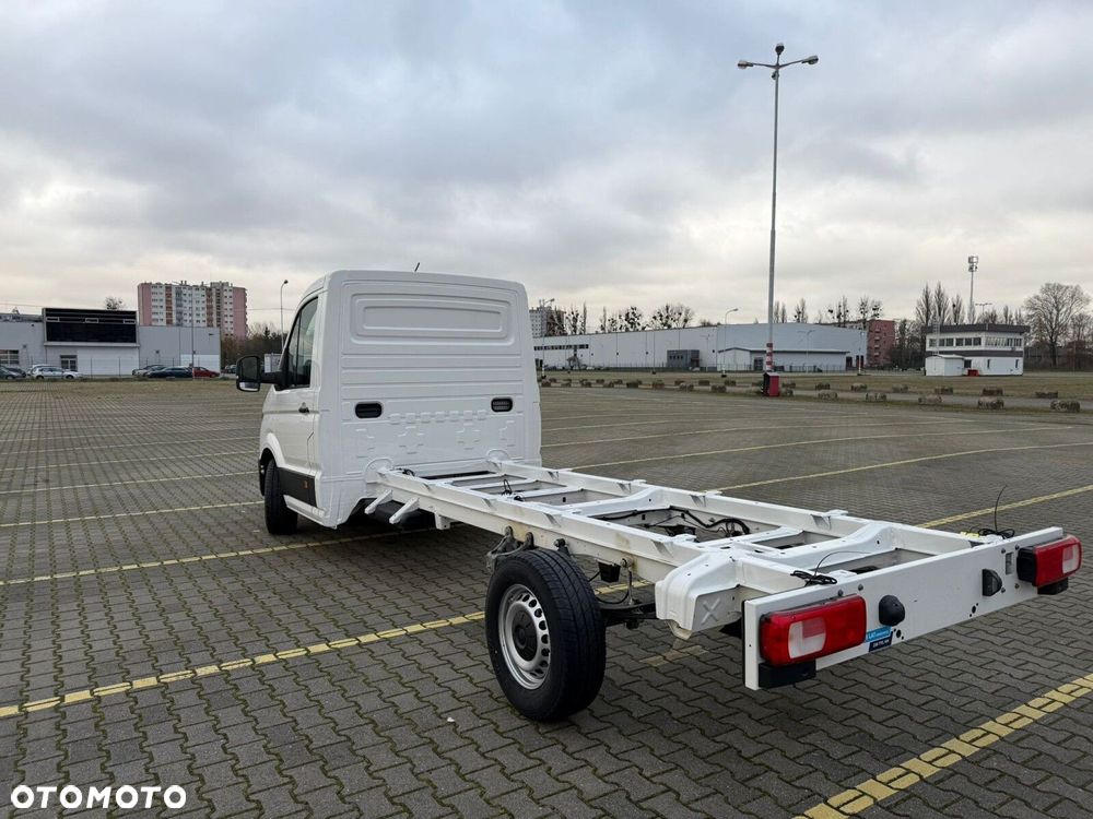 Volkswagen Crafter Crafter 35 Podwozie z pojedynczą kabiną silnik: 2,0 l EURO VI SCR 163 KM / skrzynia biegów: Przedni napęd automatyczna 8-biegowa rozstaw osi: 4490 mm - 7