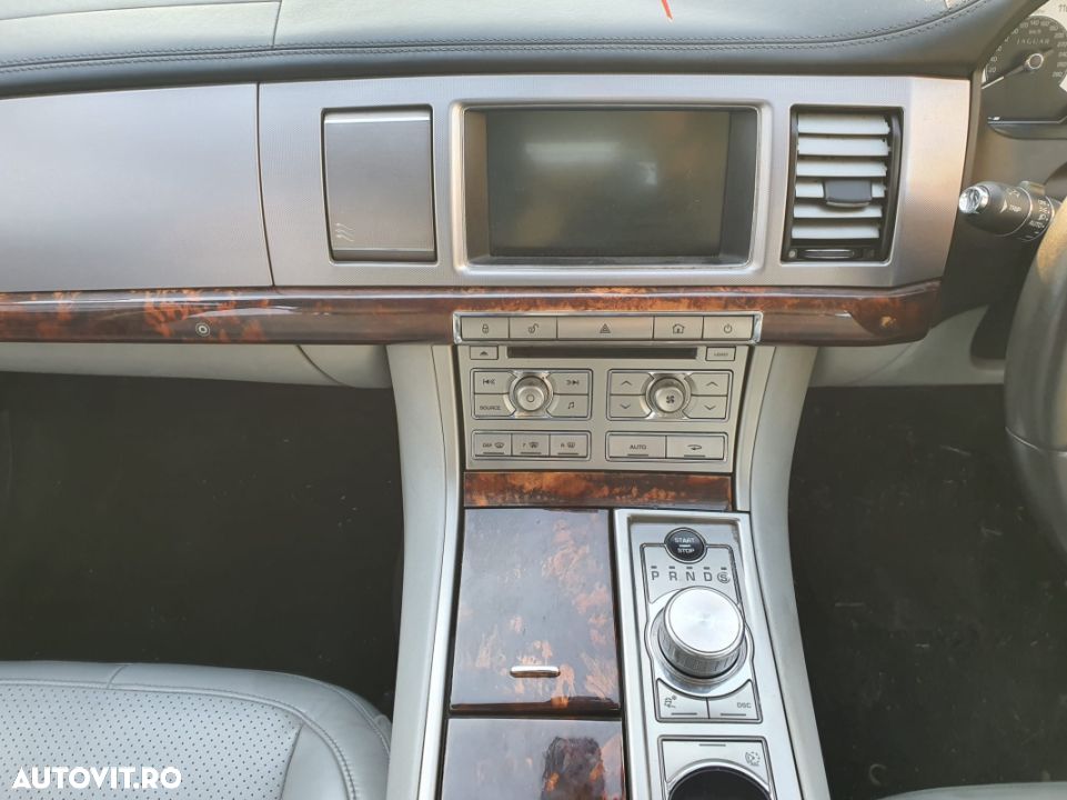 DISPLAY NAVIGATIE JAGUAR XF - 1