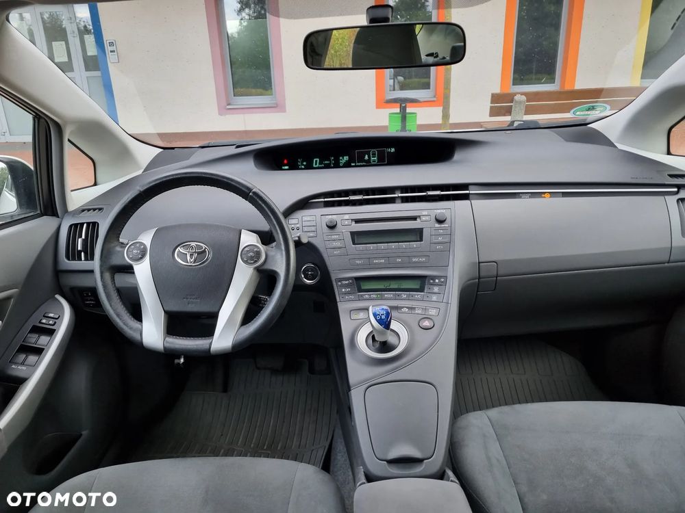 Toyota Prius (Hybrid) Life - 16