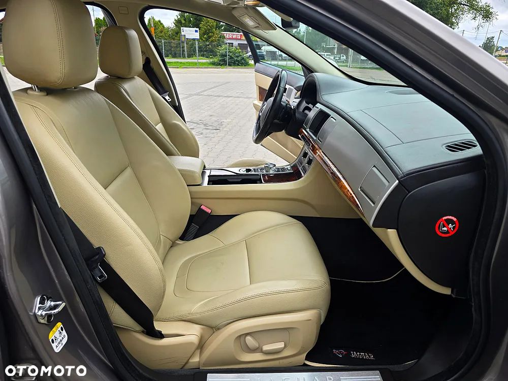 Jaguar XF 2.2 D Premium Luxury - 18