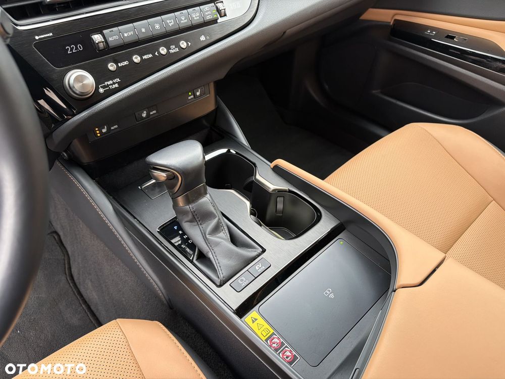 Lexus ES 300h Business Edition - 27