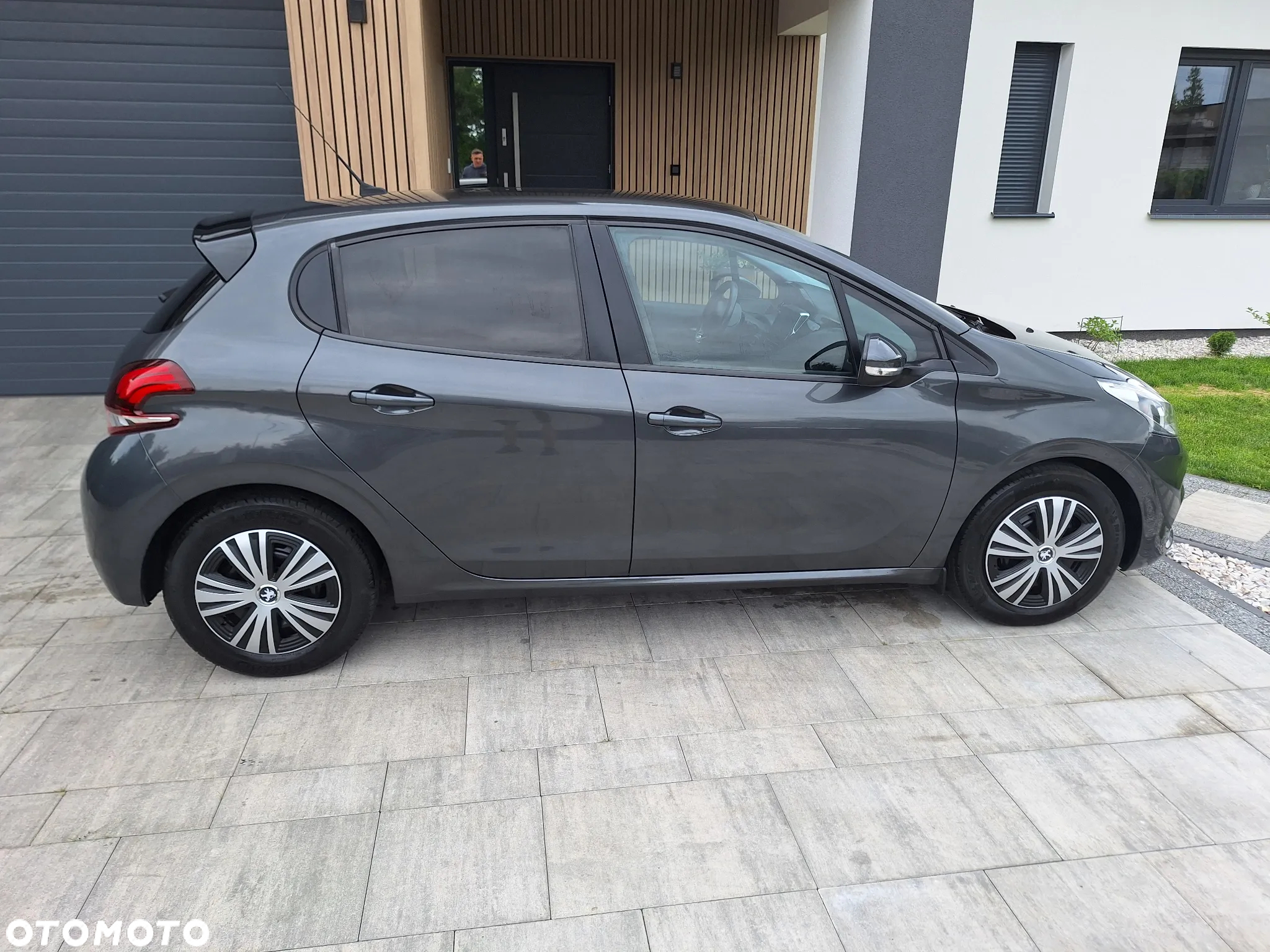 Peugeot 208 - 5