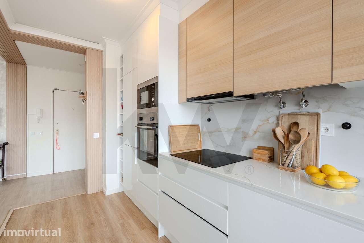 Apartamento T2 totalmente remodelado com varanda em Alvide, Cascais - Grande imagem: 3/21