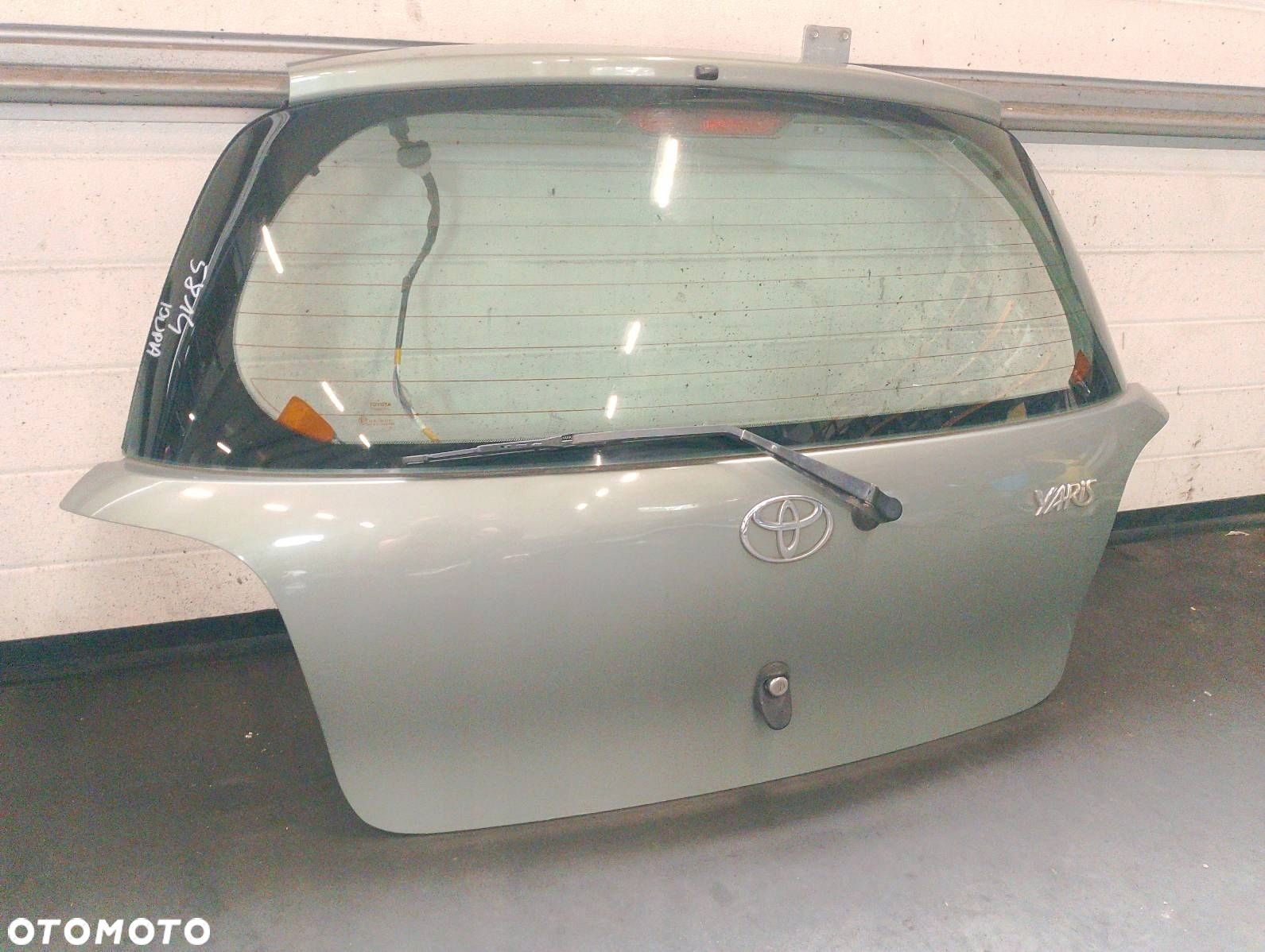 KOMPLETNY TYŁ KLAPA ZDERZAK LAMPA TOYOTA YARIS I (po lifcie) 6S4 - 12