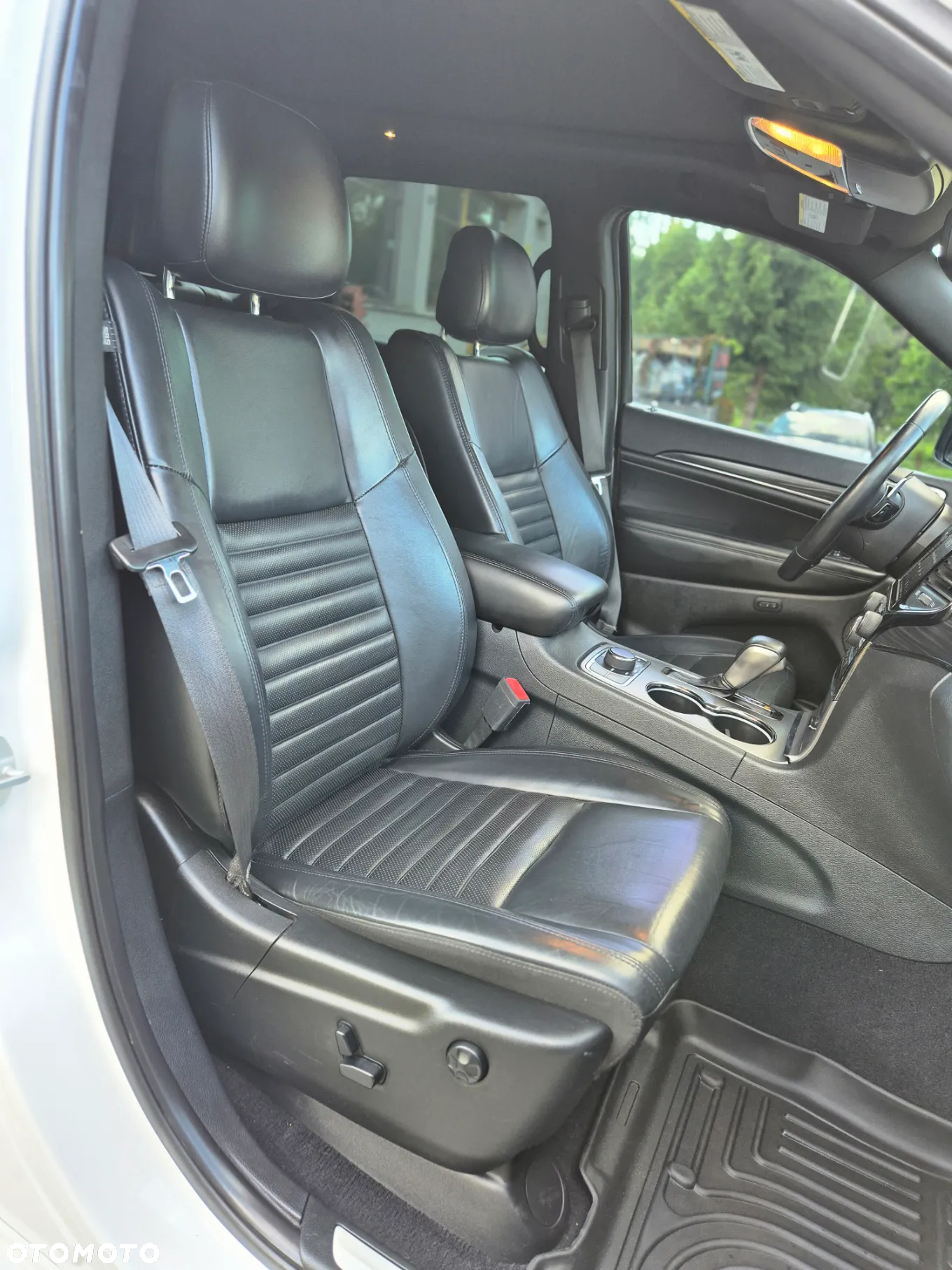 Jeep Grand Cherokee - 32