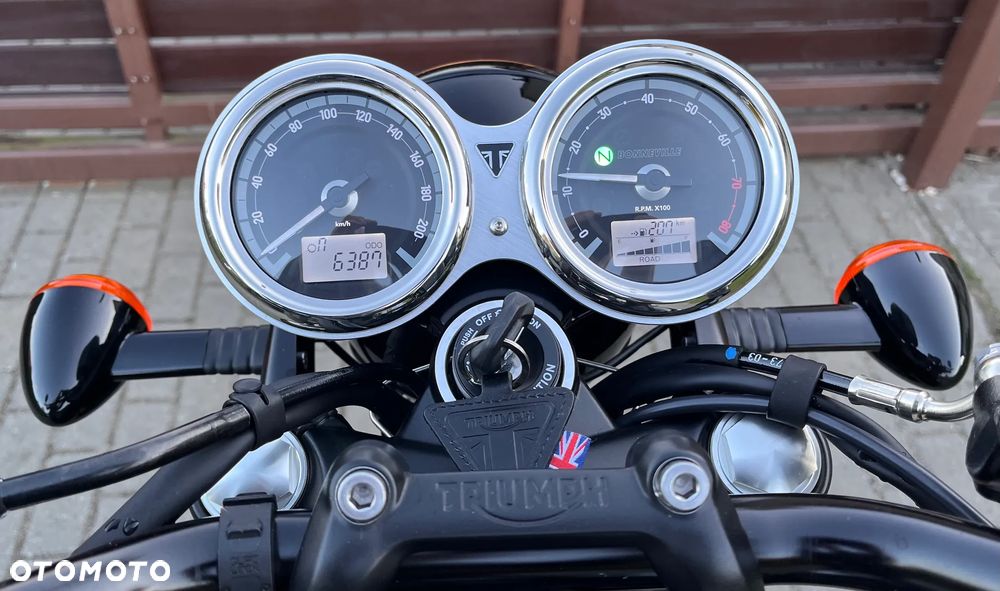 Triumph Bonneville - 16