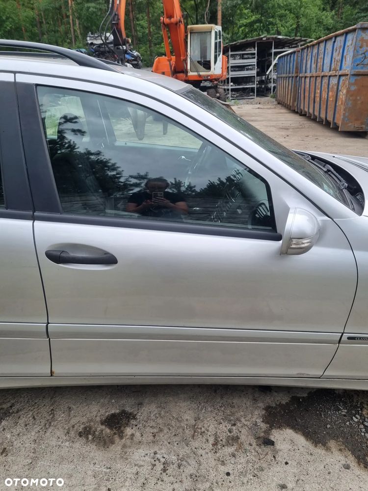 MERCEDES S203 00-04 2002 r. KOMBI C744 drzwi prawy przód prawe przednie * - 2