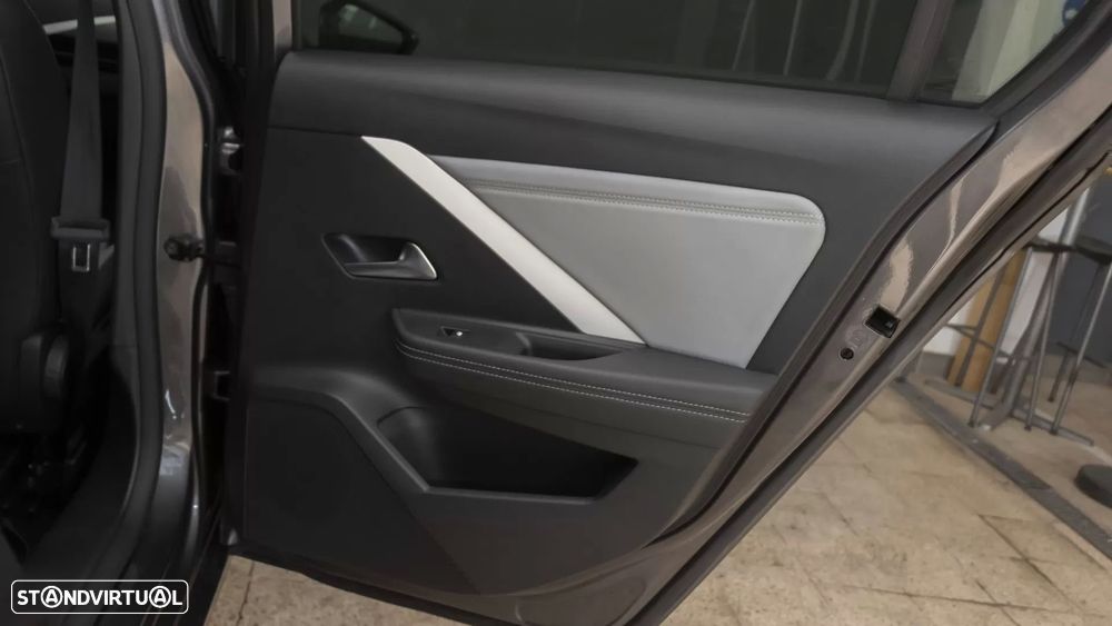 Opel Astra 1.2 T Elegance - 10