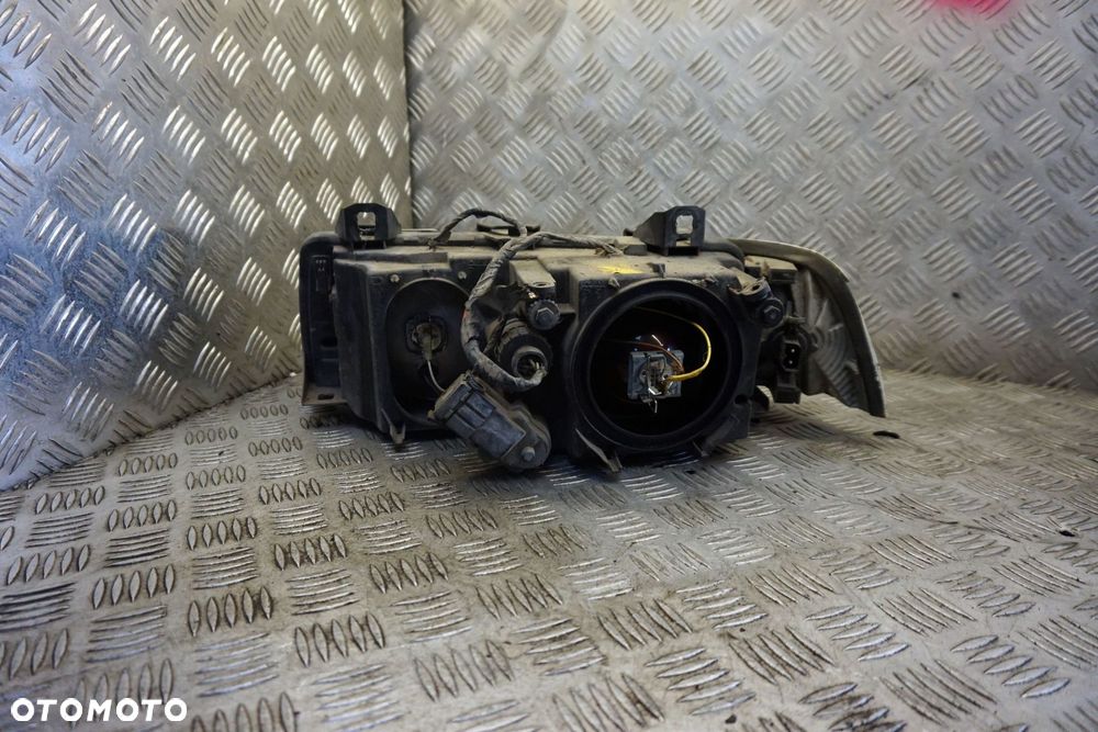 LAMPA PRZEDNIA PRAWA 3 E36 631283634989 0301095202 BMW 1990-1999 - 2