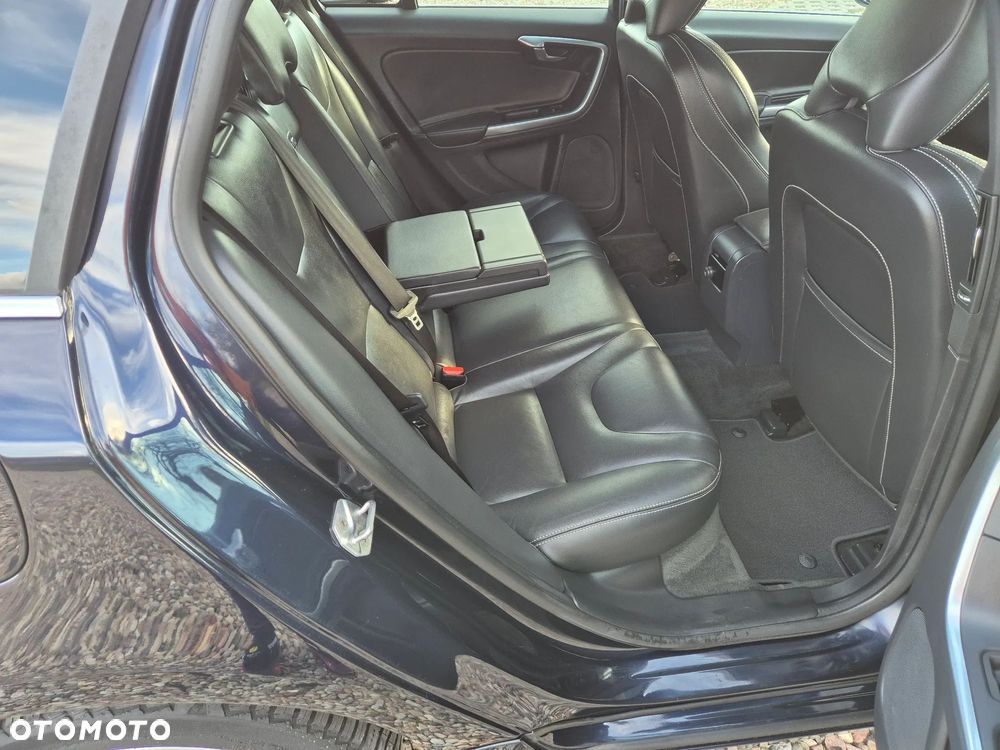 Volvo V60 D6 AWD Plug-in Hybrid R-Design Momentum - 14