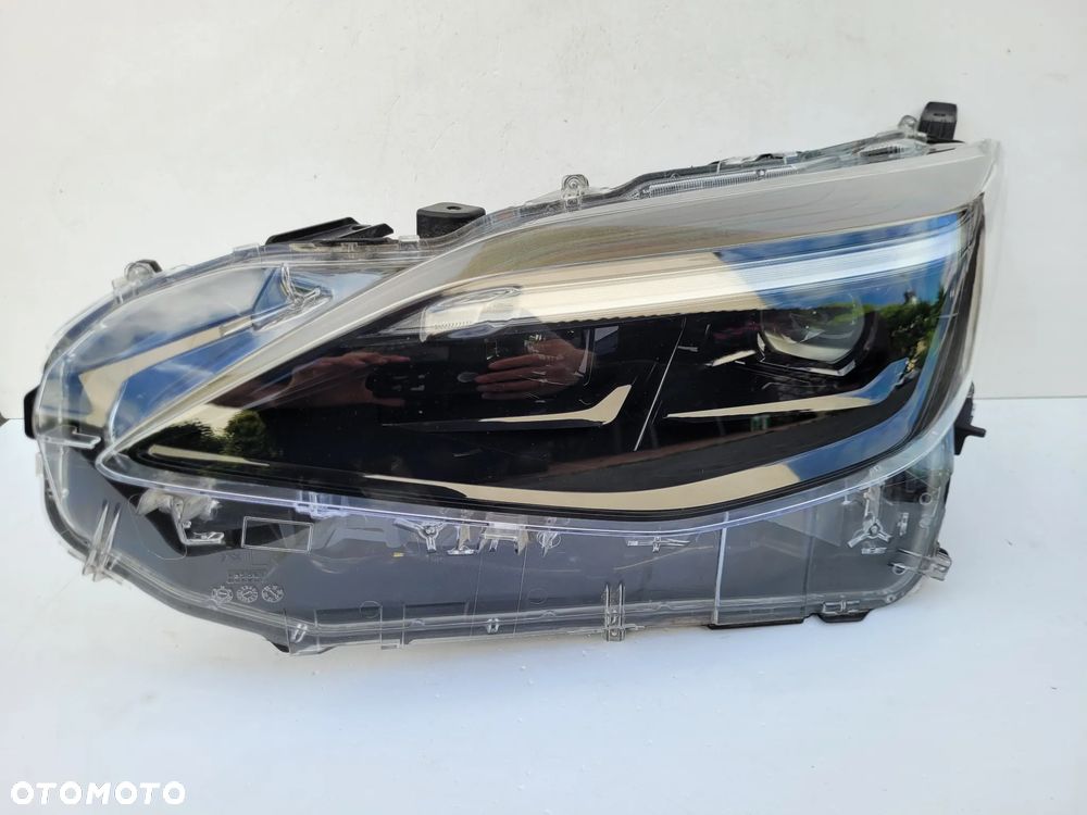 Toyota Yaris Cross lampa przód lewa full led