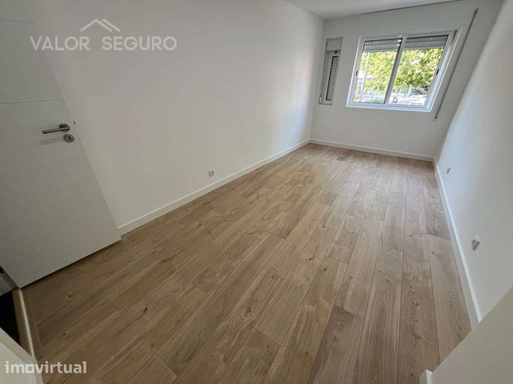 Apartamento T3 remodelado e com terraço - Grande imagem: 2/14