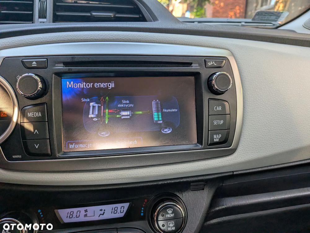 Toyota Yaris Hybrid 100 Premium - 25