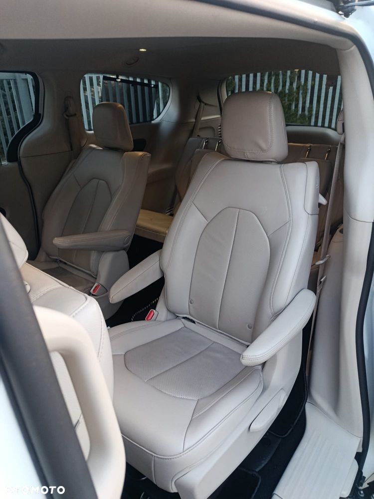 Chrysler Pacifica - 10