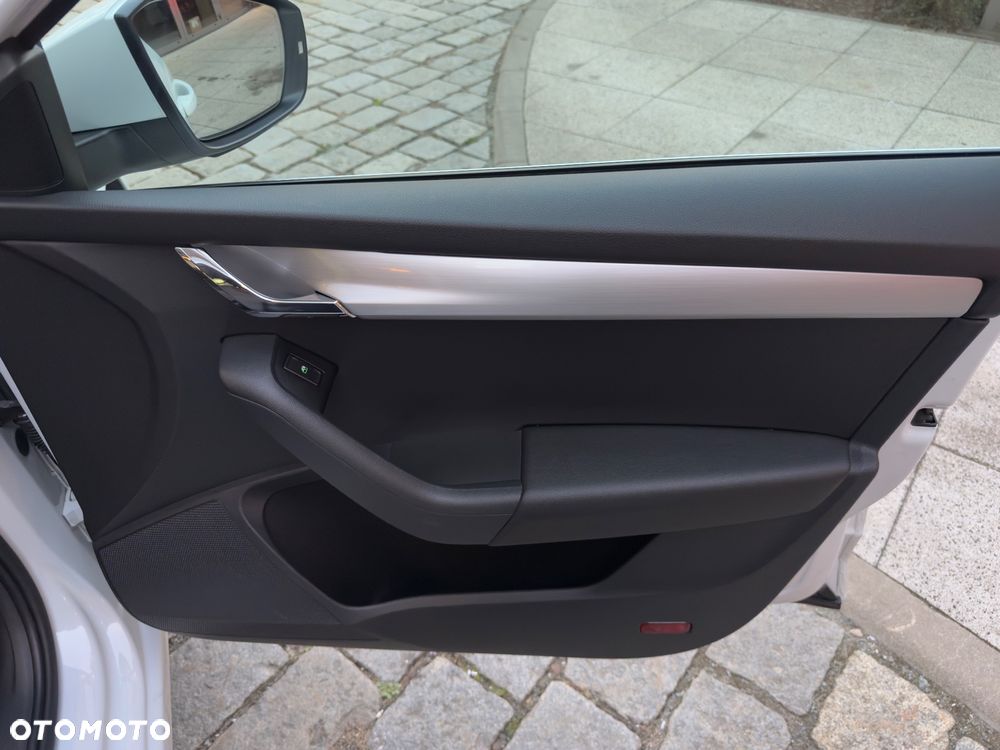 Skoda Octavia 1.6 TDI SCR Style DSG - 24