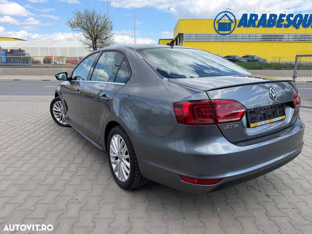 Volkswagen Jetta - 4