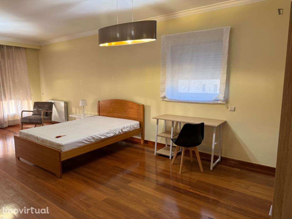 Quarto - localizado em Vermoim Porto - Grande imagem: 3/18
