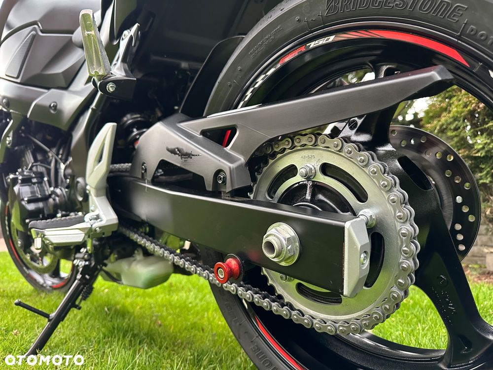Suzuki GSR - 8