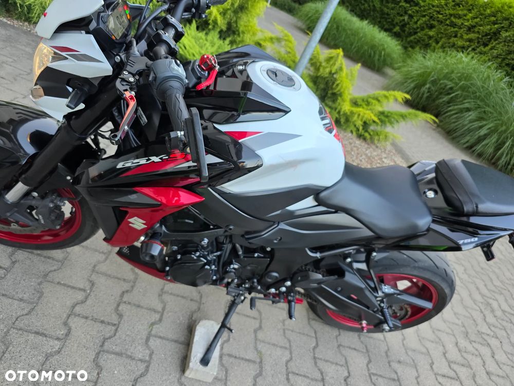 Suzuki GSX - 28