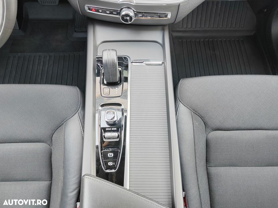 Volvo XC 60 B5 MHEV AT8 AWD Momentum Pro - 21