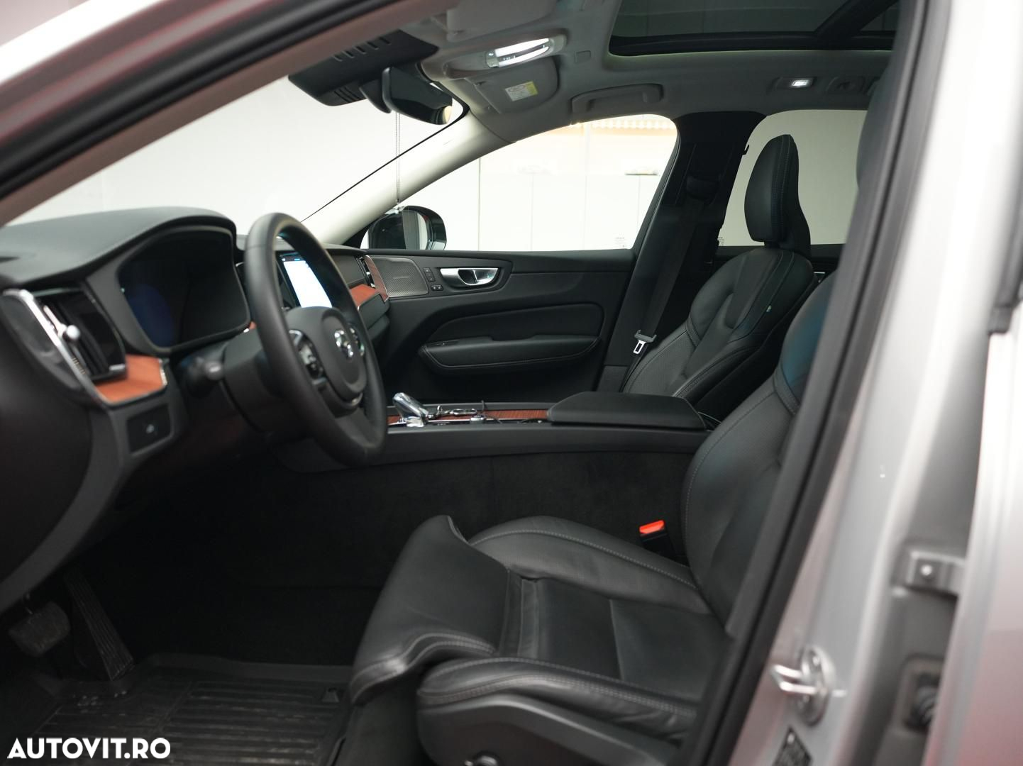Volvo XC 60 B4 MHEV AT AWD Ultimate Dark - 13