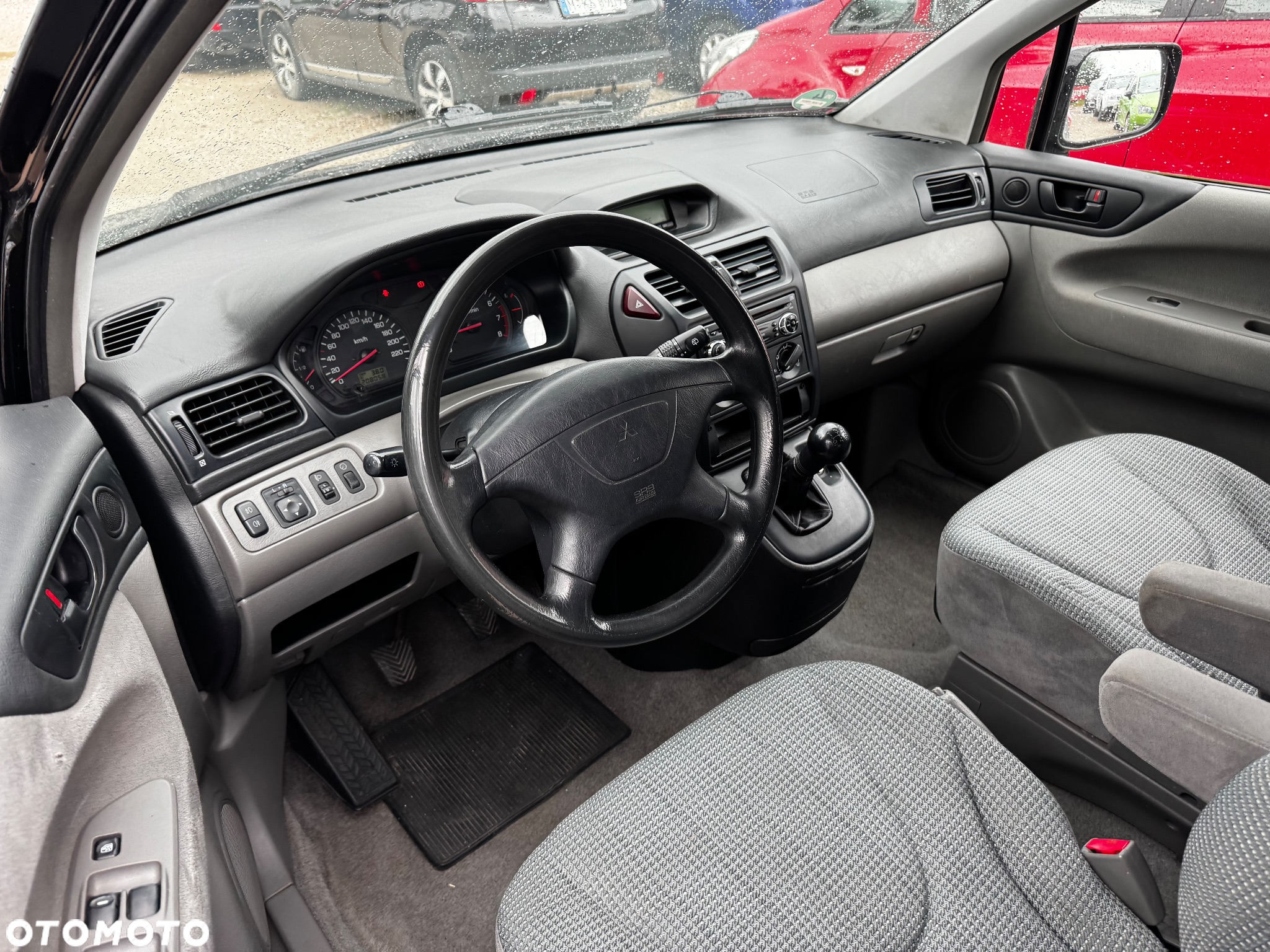 Mitsubishi Space Wagon 2.0 Cool - 34