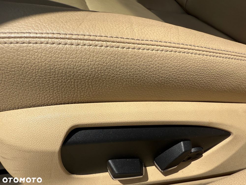 BMW Seria 5 528i xDrive Sport-Aut Luxury Line - 30