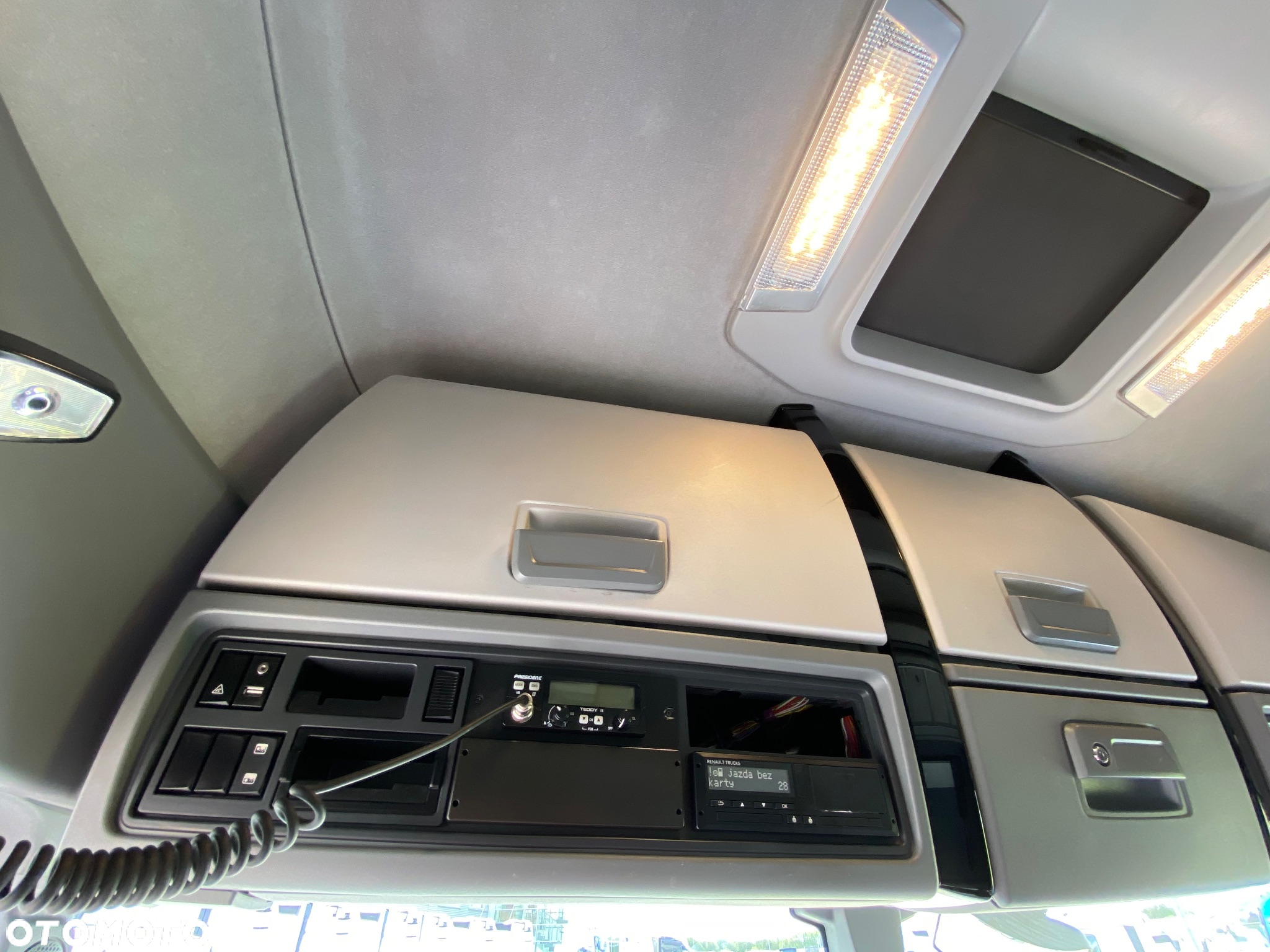 Renault THIGH520 High Sleeper Cab - 14