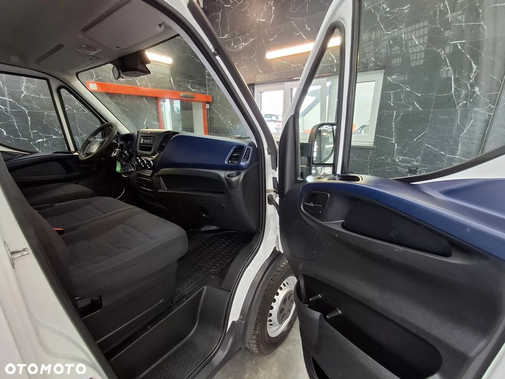 Iveco Daily 35S18 Długość Paki 410 CM Skrzynia Biegów HI-MATIC 2018 Rok Udźwig Haka 3500 Kg 3 Miejsca Silnik 3.0 Moc: 180 KM Hak - 27