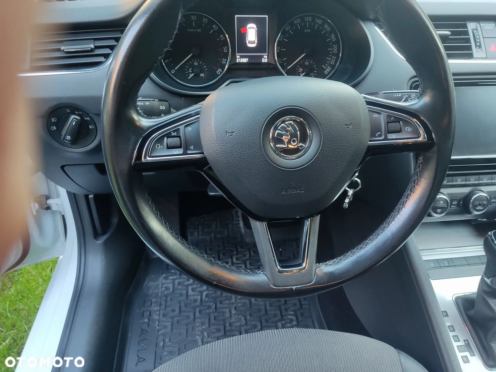 Skoda Octavia Combi 1.6 TDI (Green tec) DSG Style - 16
