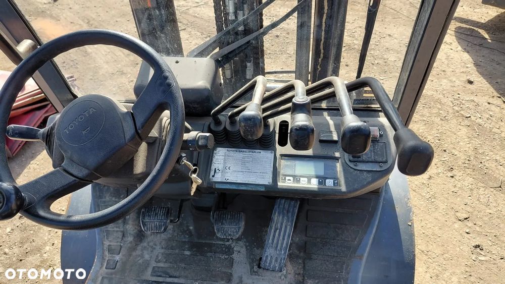 Toyota 8FGF25 GAZ 2.5T UDŻWIG 3.3M - 6