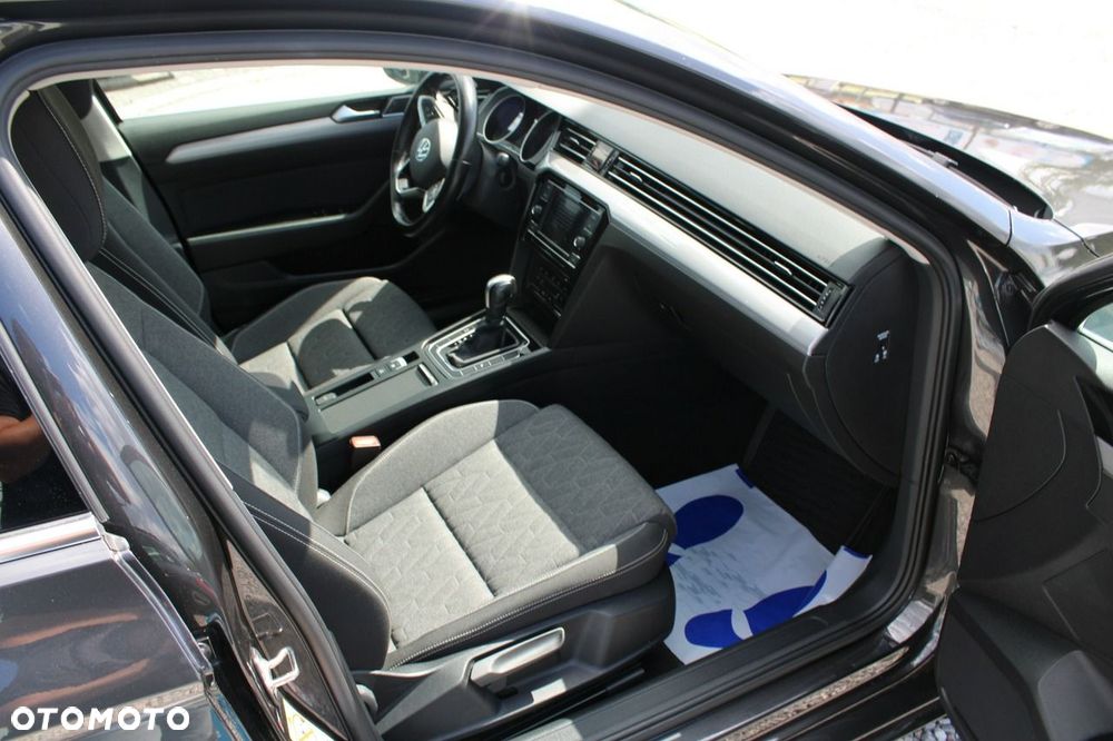 Volkswagen Passat - 31