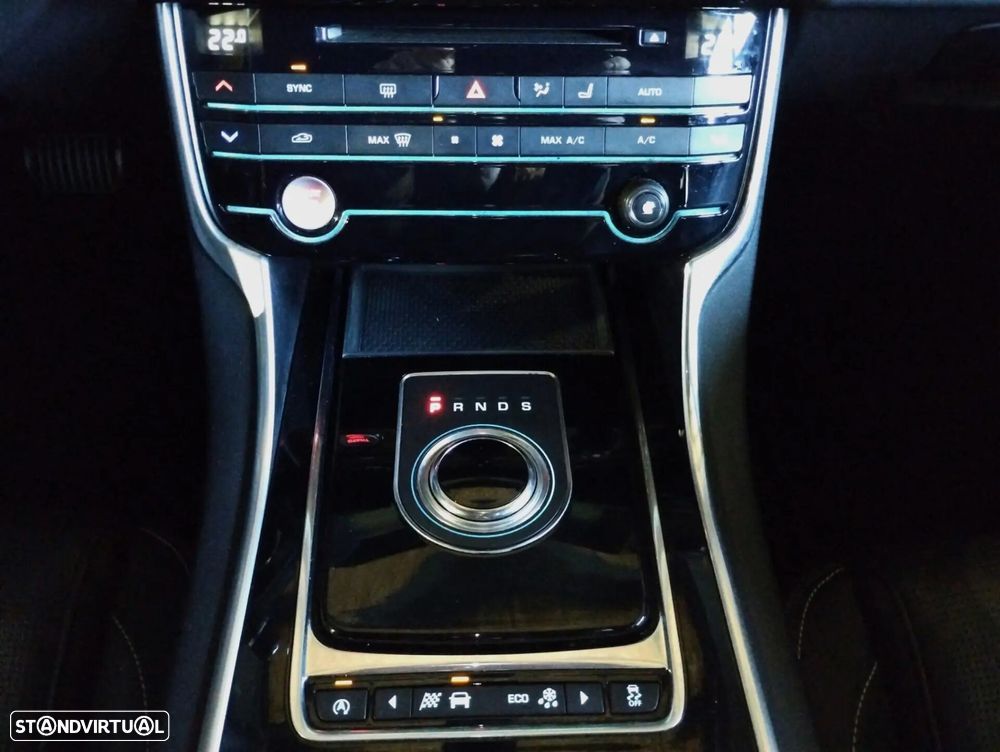 Jaguar XE 2.0 D R-Dynamic SE - 17