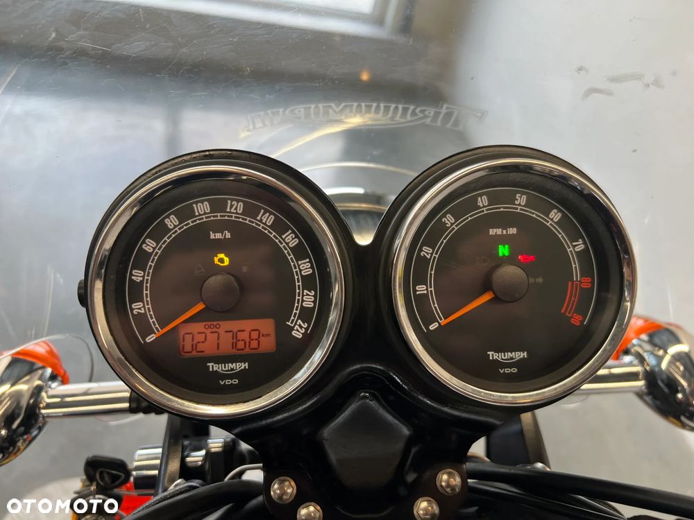 Triumph Bonneville - 6