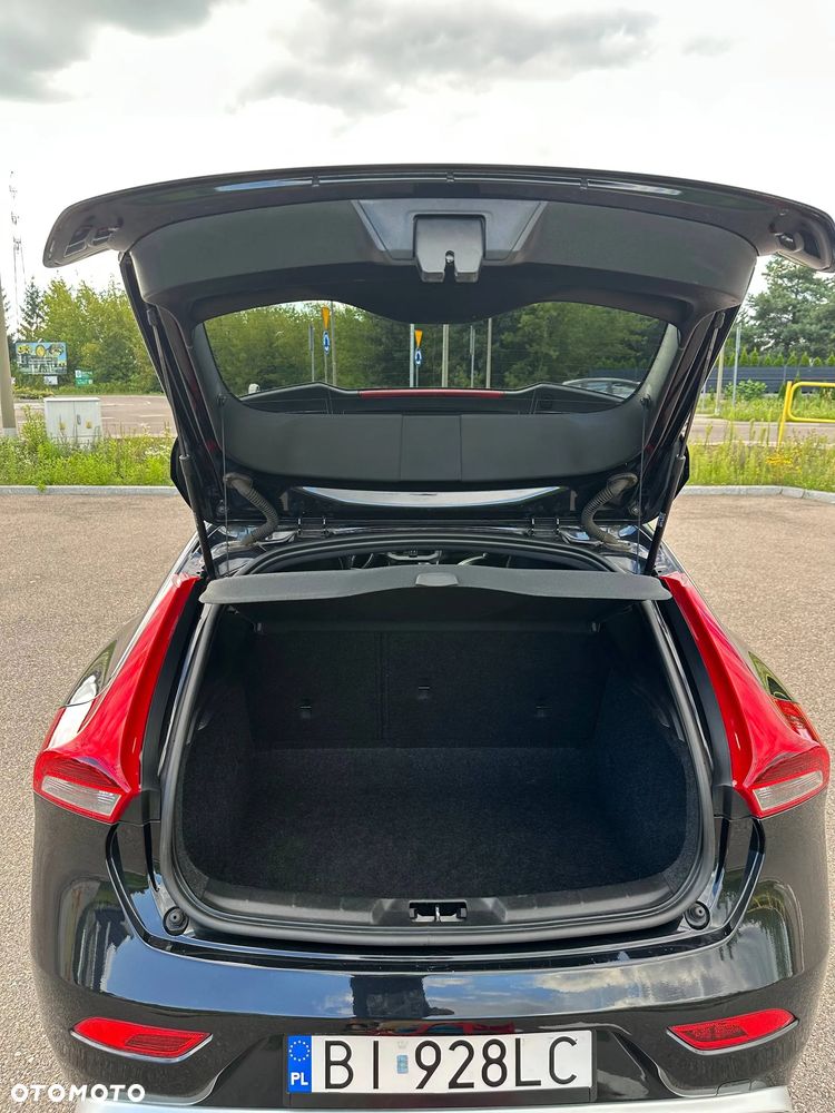 Volvo V40 T3 R Design - 24