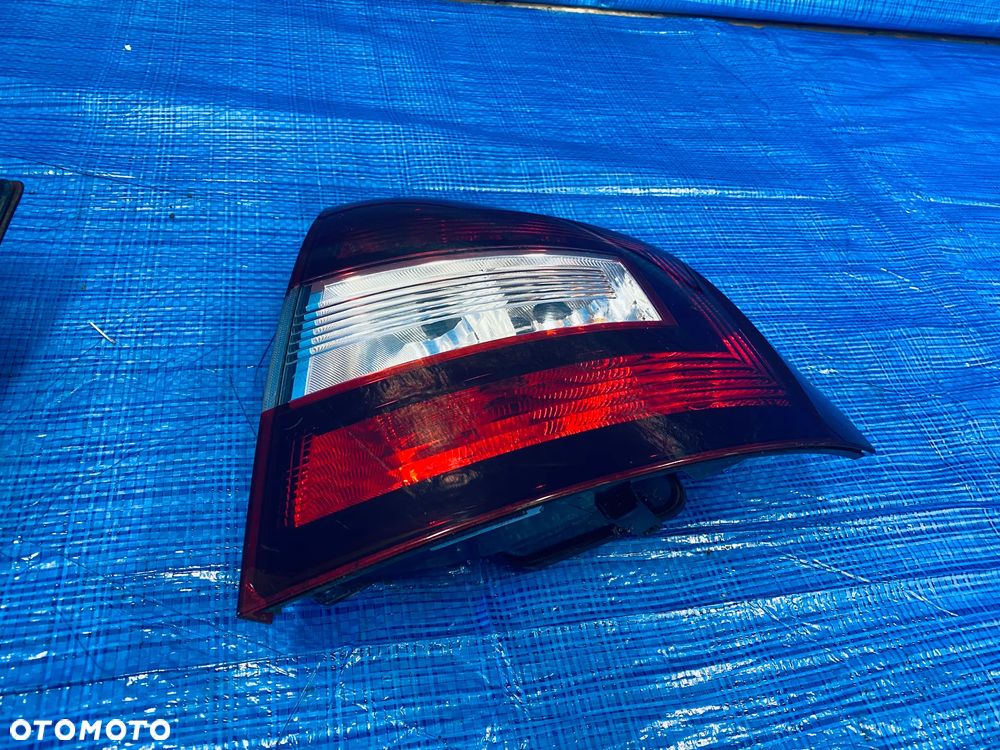 LAMPY LAMPA TYLNA W BŁOTNIK LEWA TYŁ LEWY SKODA RAPID SPACEBACK LIFT 17R ; 5JJ945095A  5JJ945096A  EUROPA ORYGINAŁ - 6