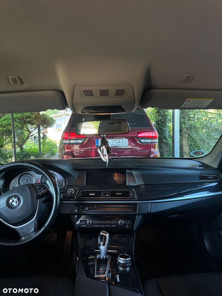 BMW Seria 5 525d xDrive - 14