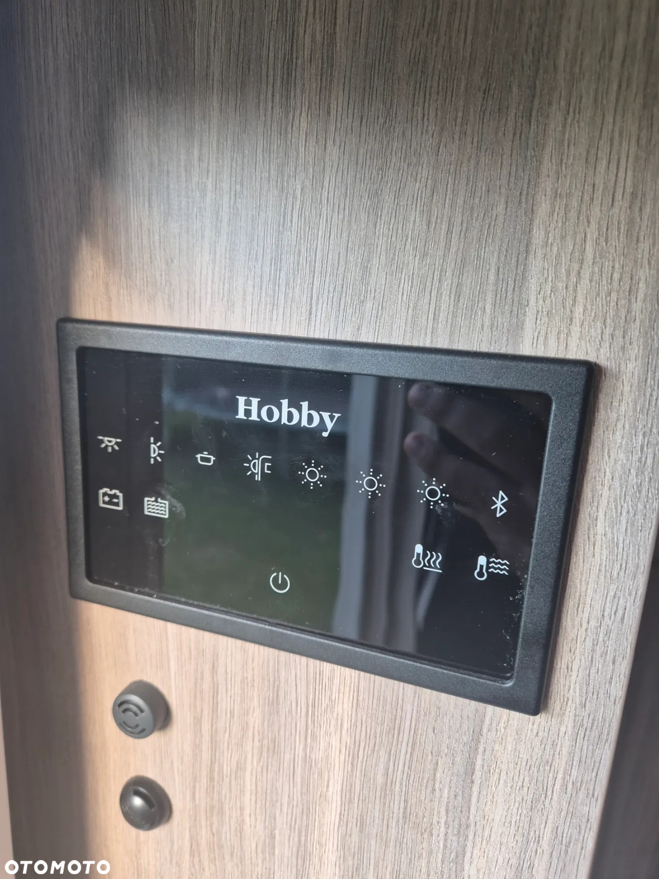 Hobby 560 KMFe Excellent Edition instalacja off-grid 230V Duo-Control - 12