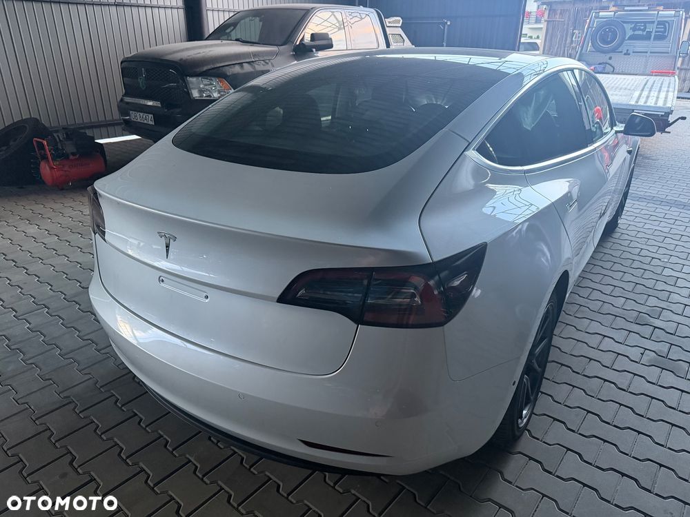 Tesla Model 3 - 10
