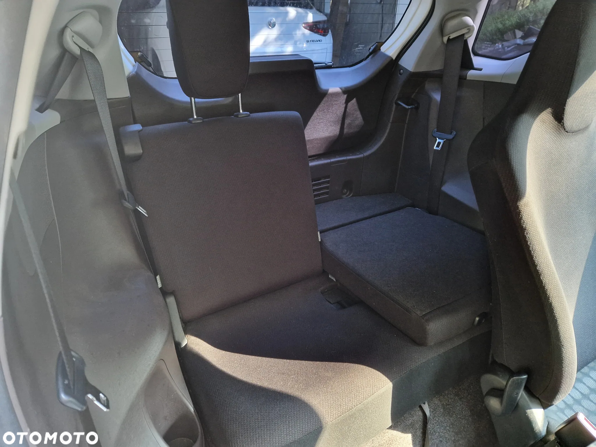Toyota iQ - 12