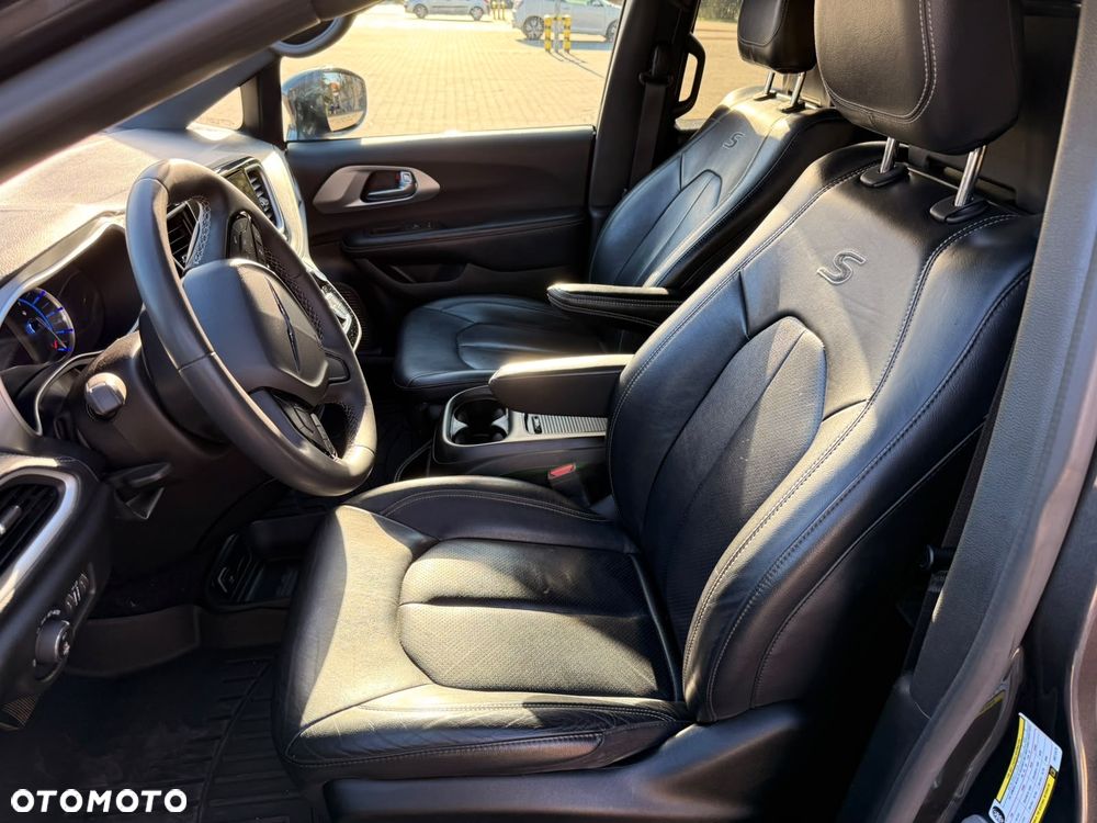 Chrysler Pacifica - 12