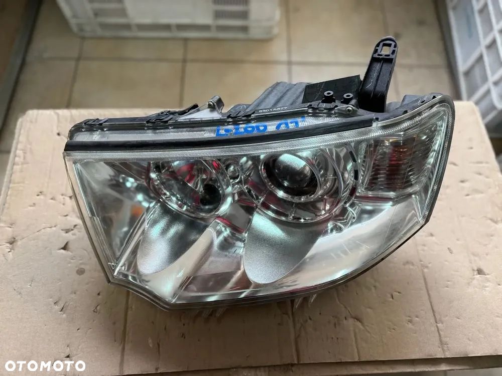 Reflektor / lampa przód przednia lewa Mitsubishi L200 - oryginalna - 1