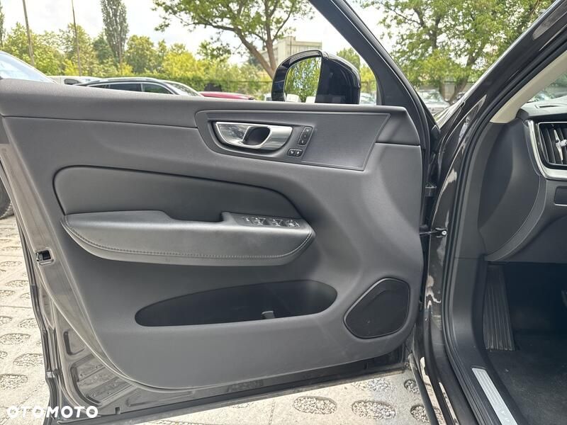 Volvo XC 60 B4 B Plus Dark - 11
