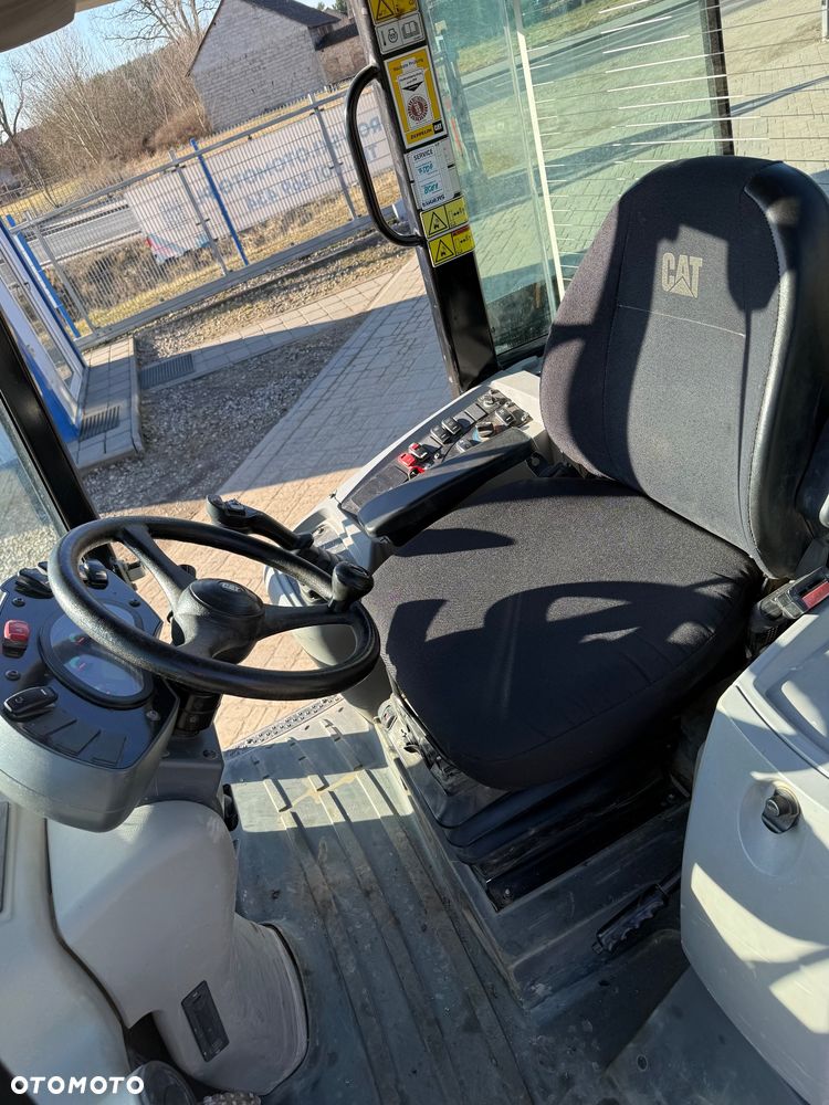 Caterpillar 908M - 12