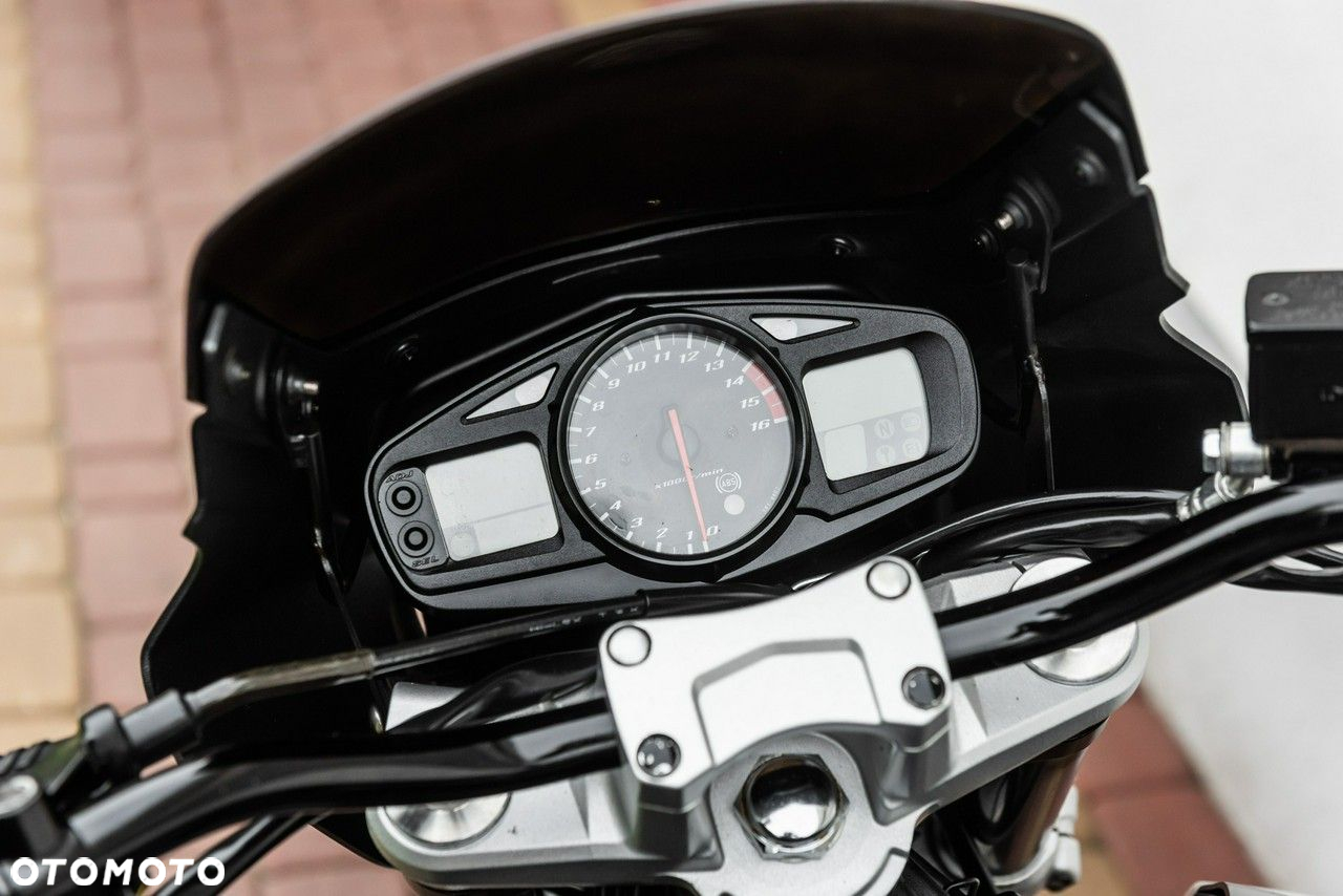 Suzuki GSR - 9