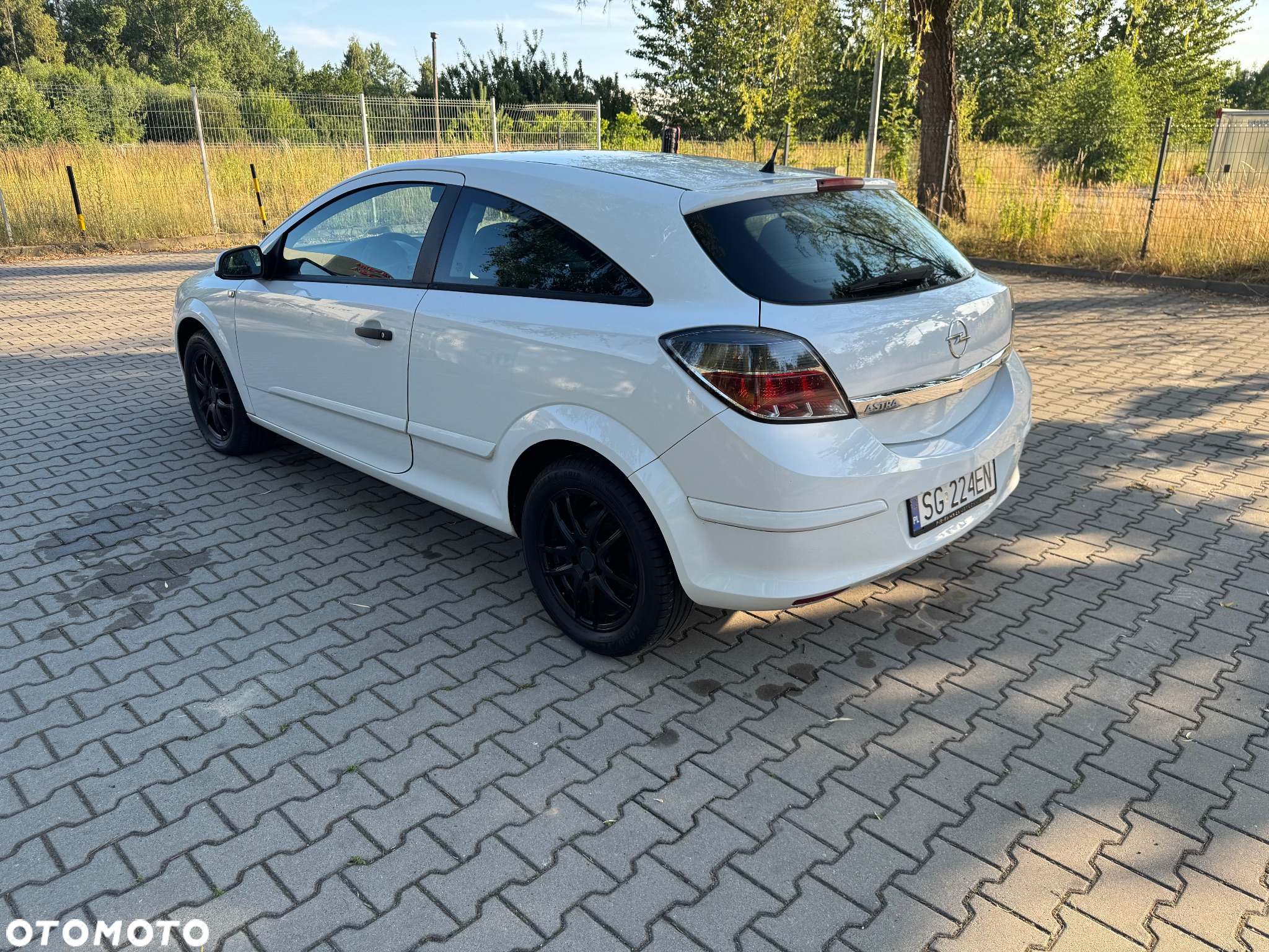 Opel Astra GTC 1.6 Black&White - 7