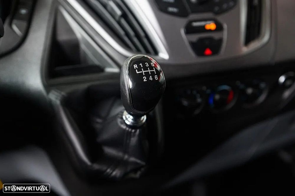 Ford Transit Custom Adaptada p/ 3 cadeiras de rodas - 42