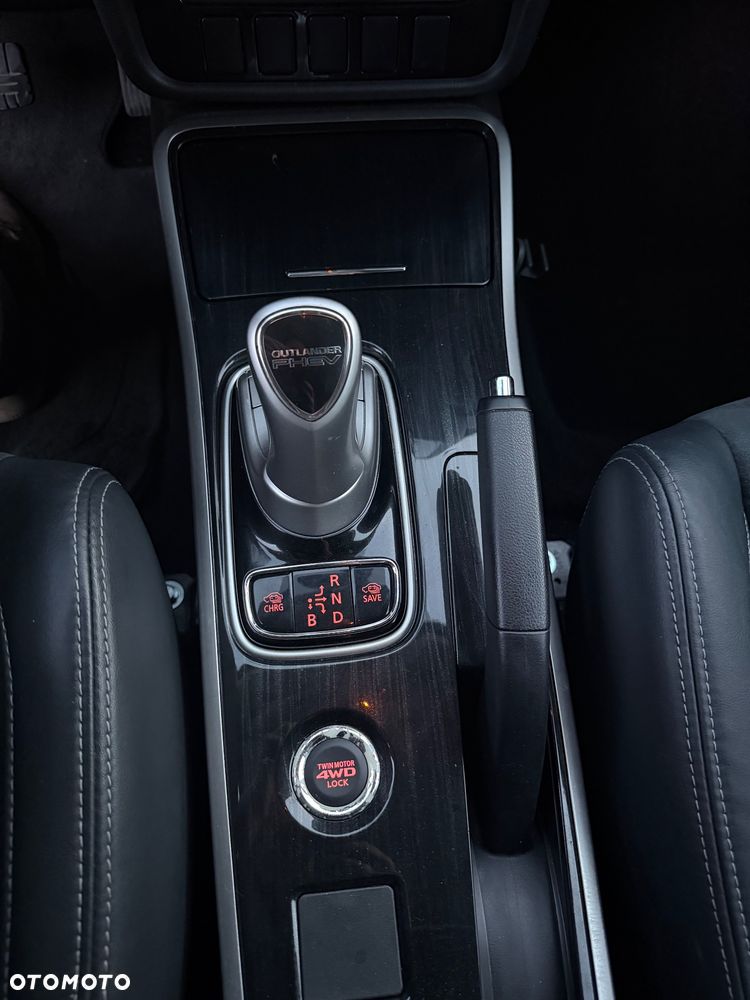 Mitsubishi Outlander Instyle NAVI + - 37